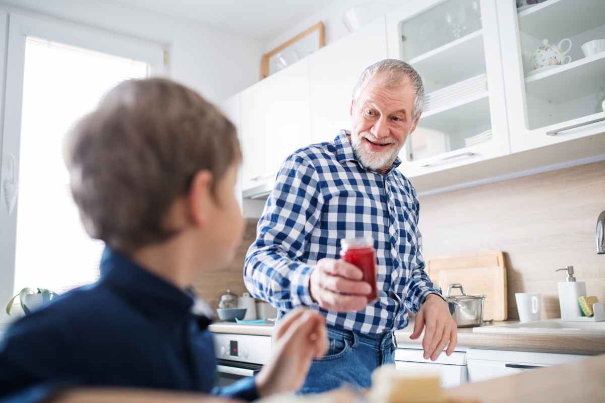 un nonno offre la marmellata al nipotino 