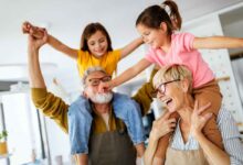 due nonni hanno sulle spalle i nipotini