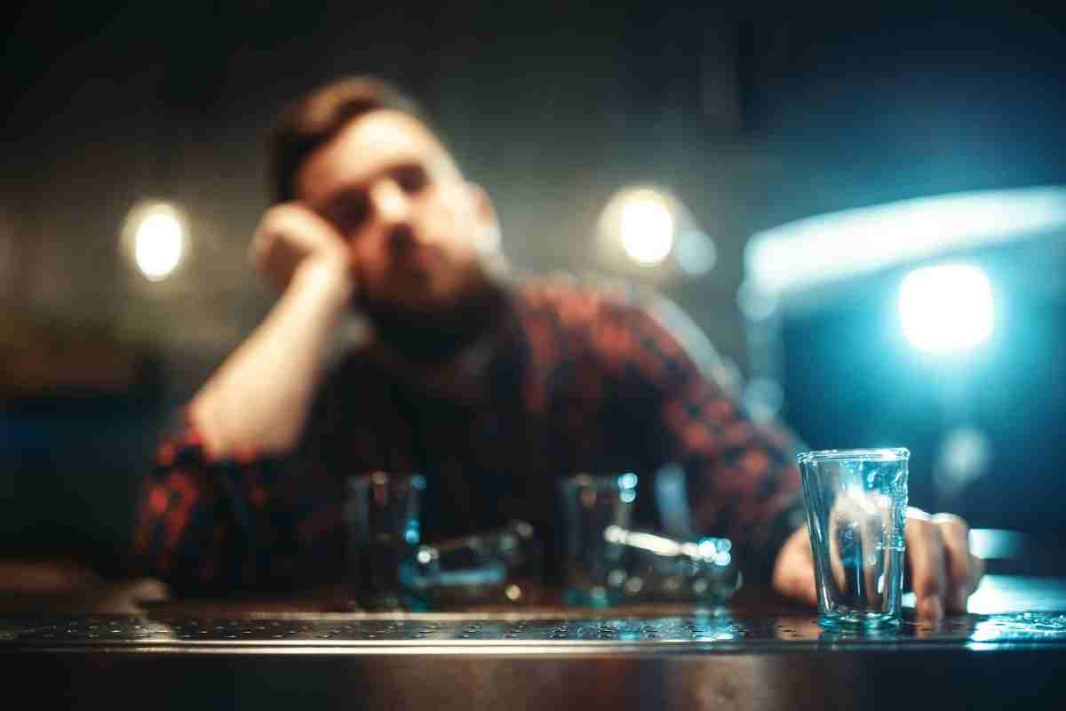 un ragazzo ubriaco in un bar