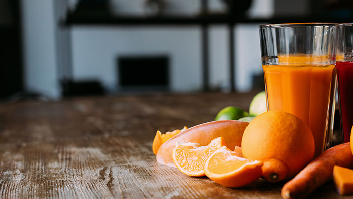 Mela, carota e arancia succhi da bere quando abbiamo l'influenza