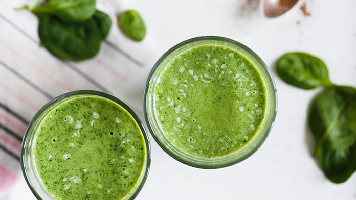 Spinaci, lattuga e cavolo succhi da bere quando abbiamo l'influenza