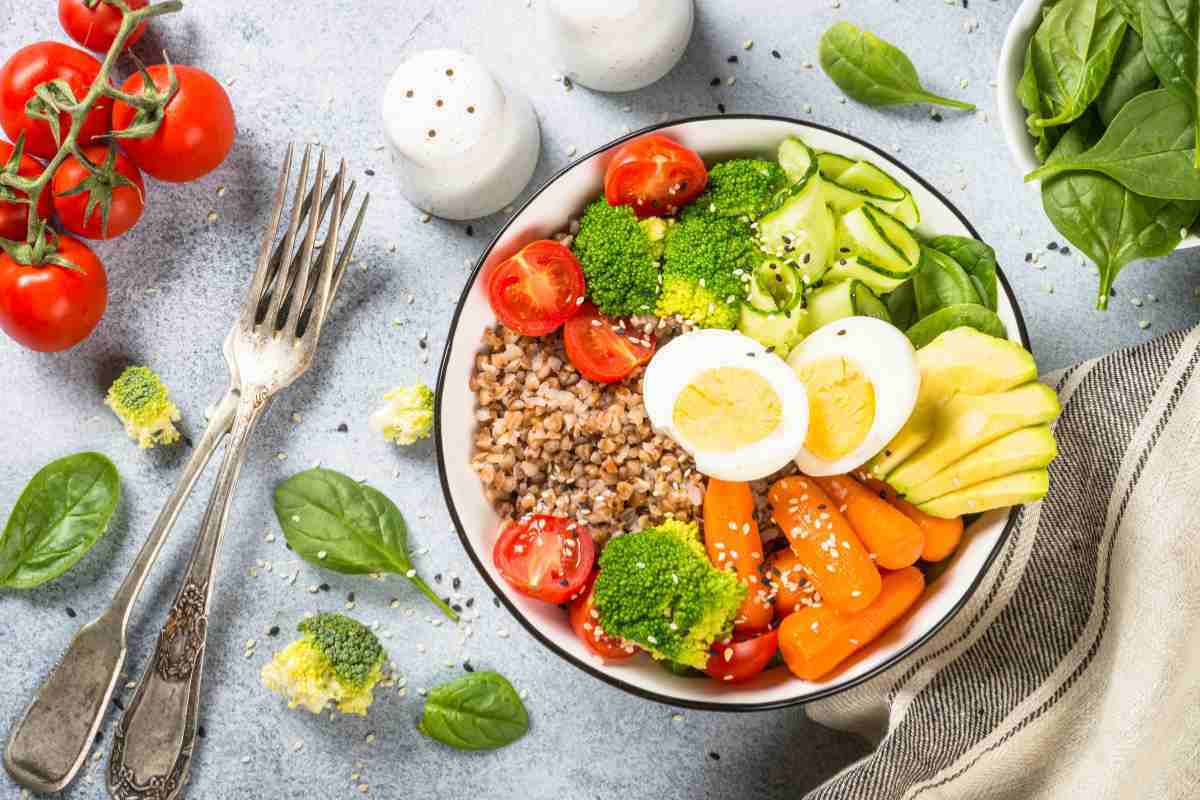 una bowl con un'insalata di tonno e uova