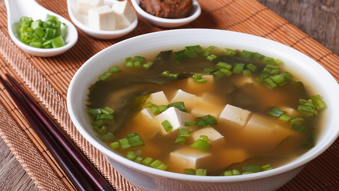 Zuppa di miso con erba cipollina