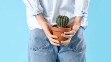 un uomo ha una pianta grassa all'altezza dei glutei per indicare il bruciore