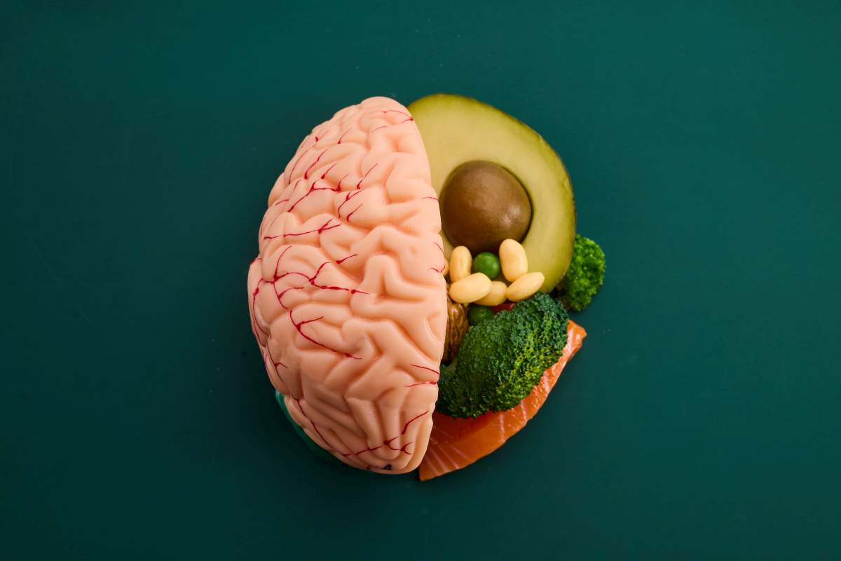 foto che rappresenta a metà il cervello a metà il cibo sano