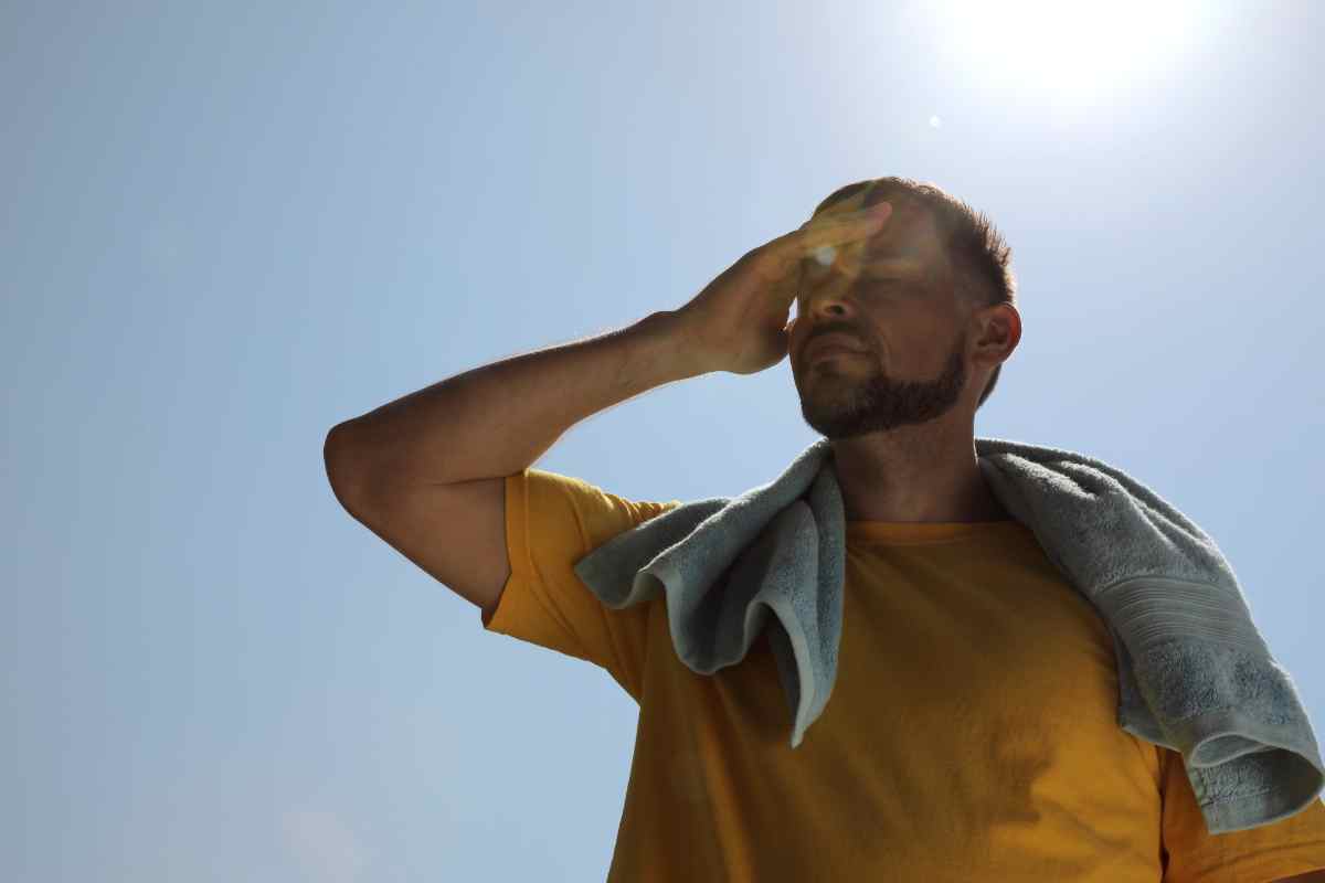 un uomo si sente male sotto il solleone
