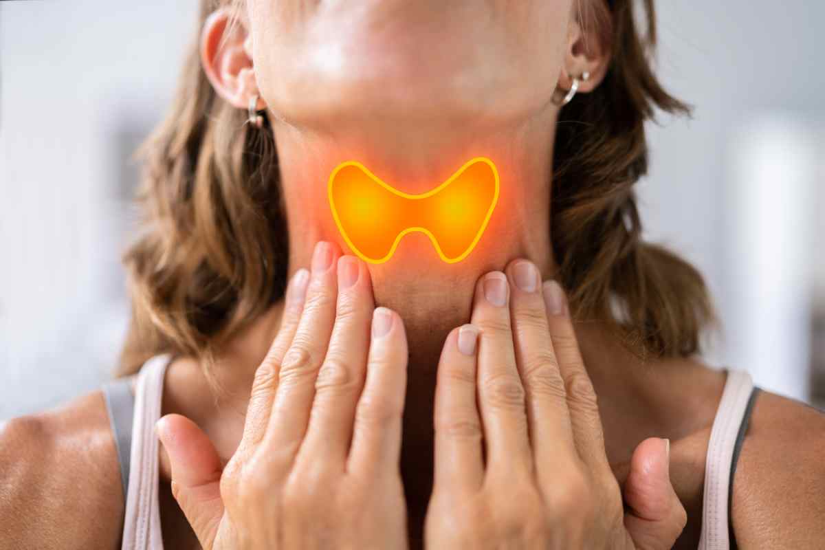foto creata con l'IA con una donna che indica la sua tiroide