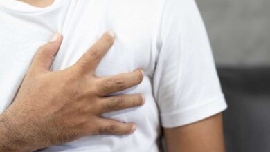 uomo con sindrome di brugada che si mette la mano sul petto