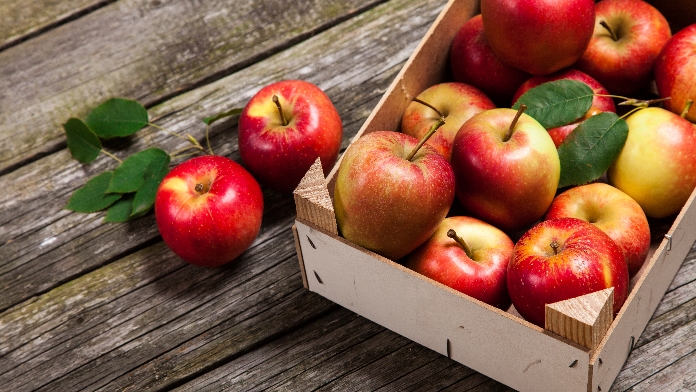 immagine di mela nella cassetta della frutta
