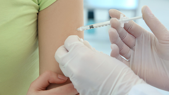 una donna si sta vaccinando contro una malattia