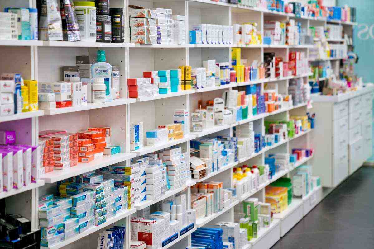 scaffali di una farmacia pieni di farmaci