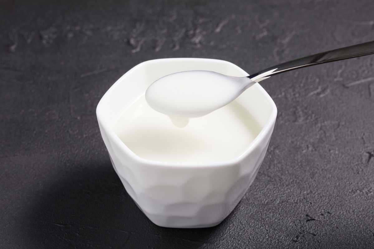 un vasetto di yogurt con un cucchiaino