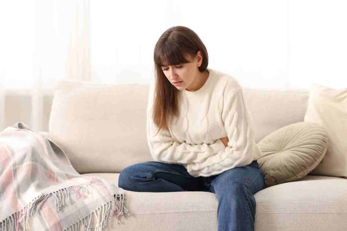 ragazza con problemi gastrointestinali
