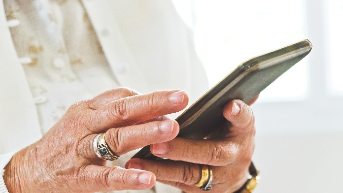 ricetta elettronica sul telefonino di donna anziana