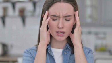 una donna si massaggia le tempie per alleviare il mal di testa