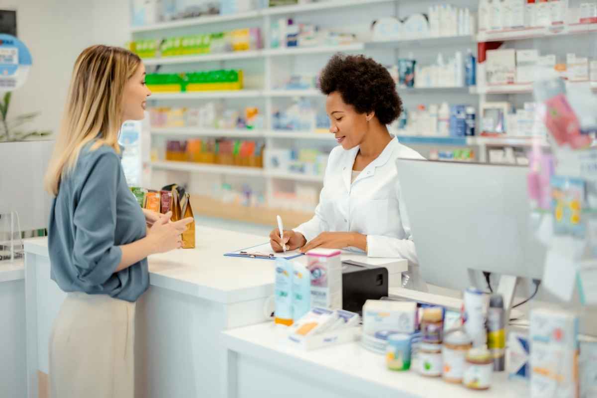 una paziente acquista farmaci in farmacia