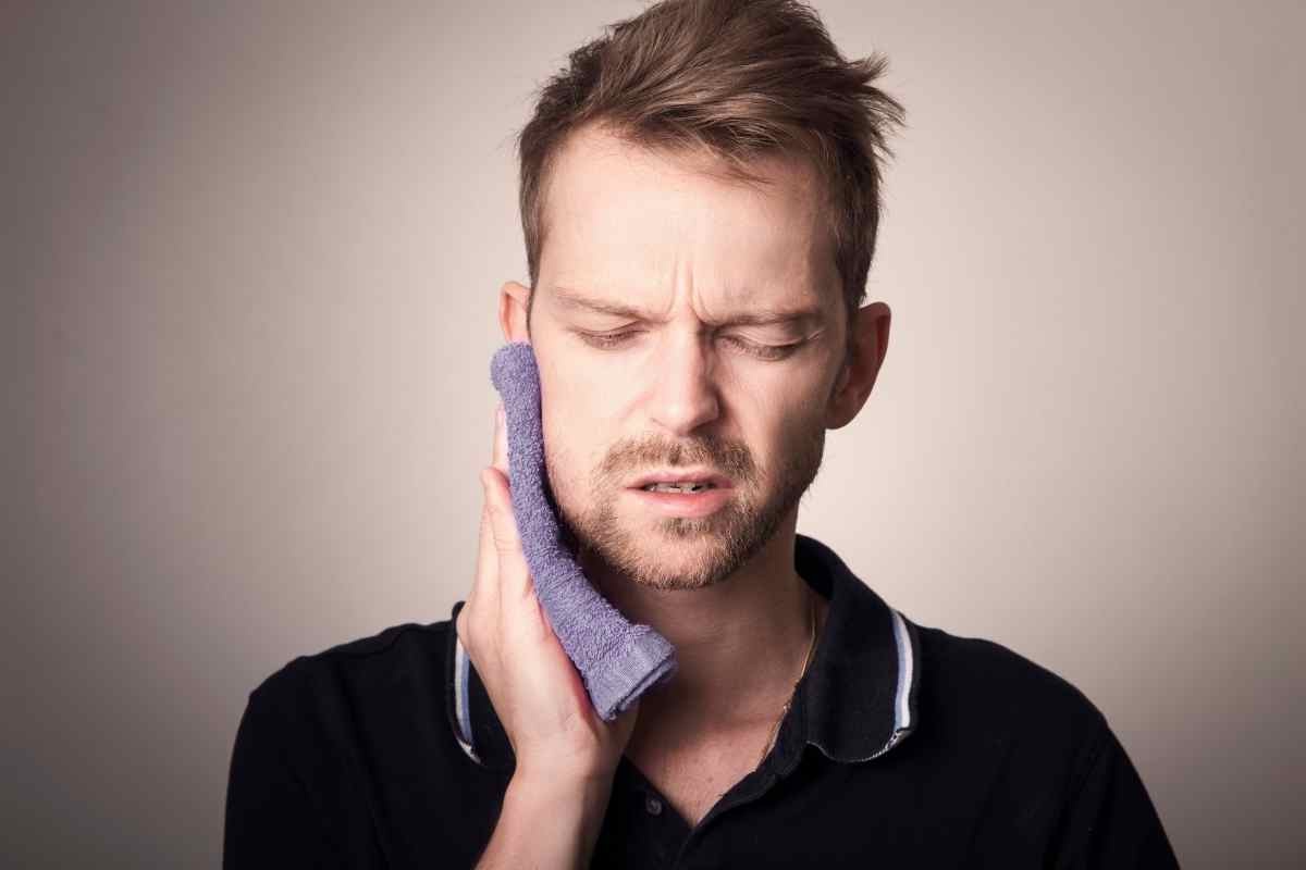 un uomo ha un forte dolore ai denti