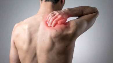 un uomo si massaggia una spalla dolorante