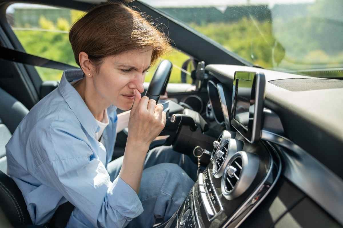 una donna confusa alla guida di un'auto