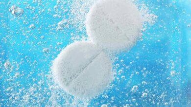 due compresse effervescenti si sciolgono nell'acqua