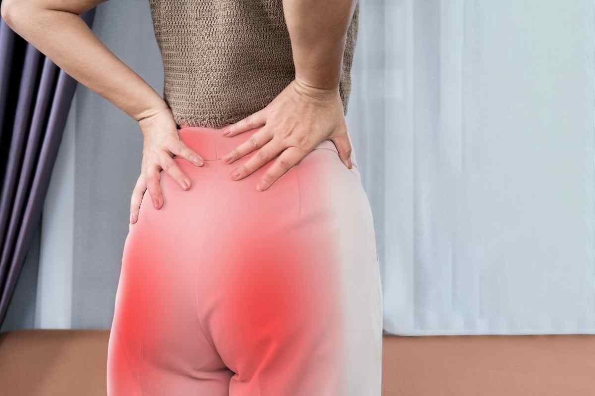 una donna ha dolore ai glutei