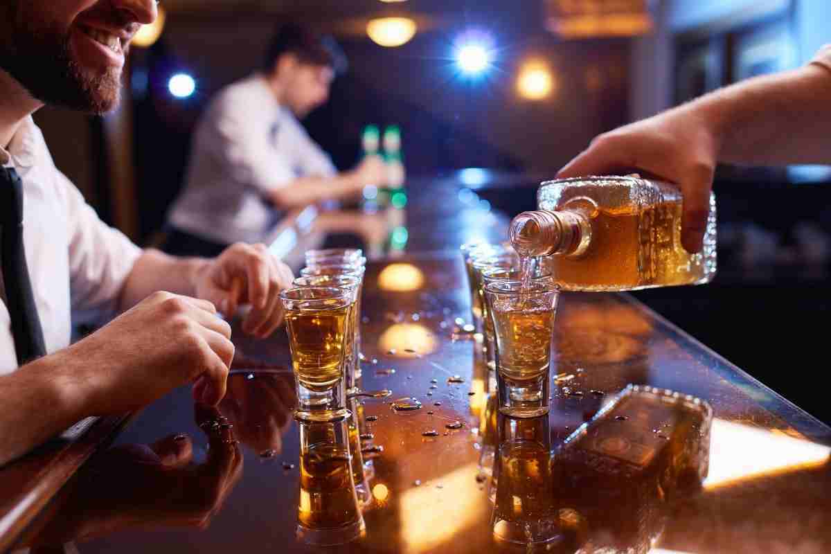 due ragazzi bevono alcolici in un bar