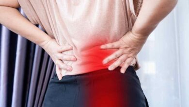 una donna soffre per la sciatalgia