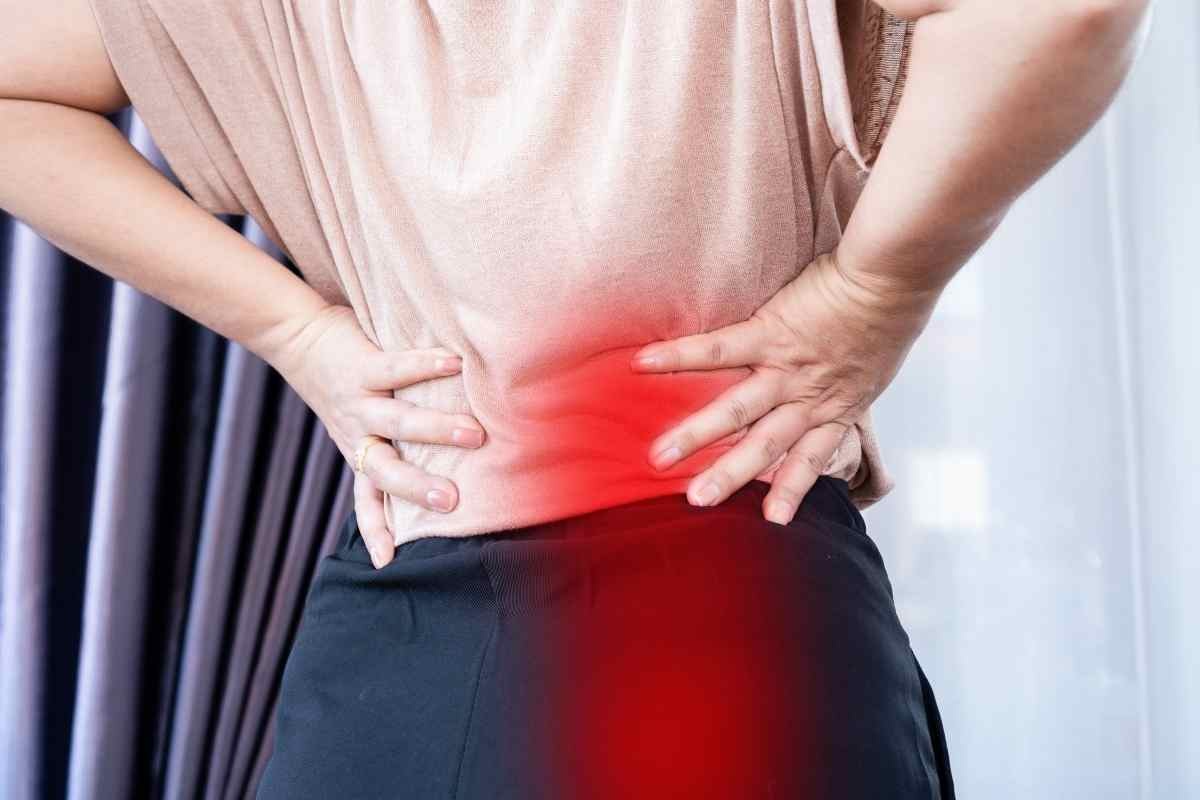 una donna soffre per la sciatalgia