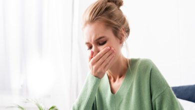 una donna soffre di nausea
