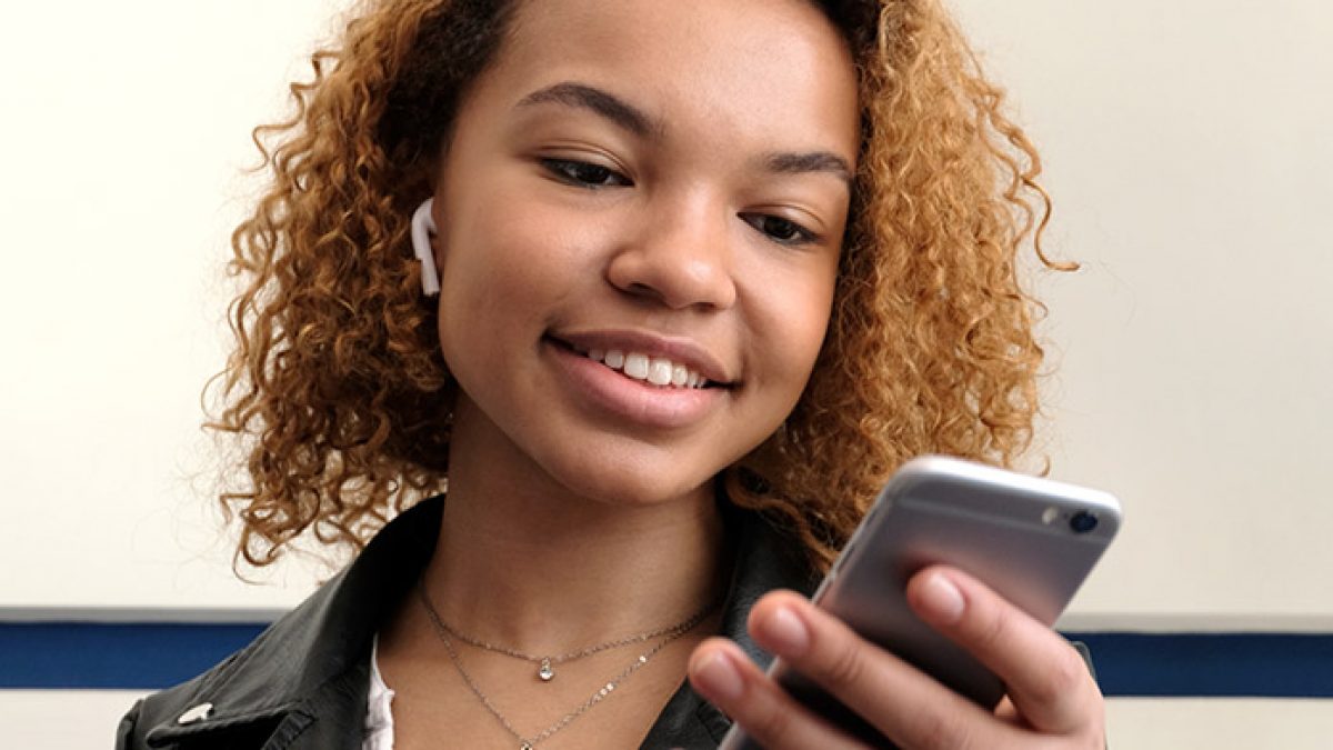 Indossare spesso gli auricolari senza fili fa male? | OK Salute