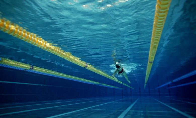 Nuotare in piscina o al mare