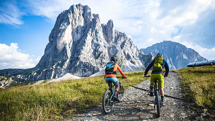 ciclisti in mountain bike in val gardena sulle dolomiti