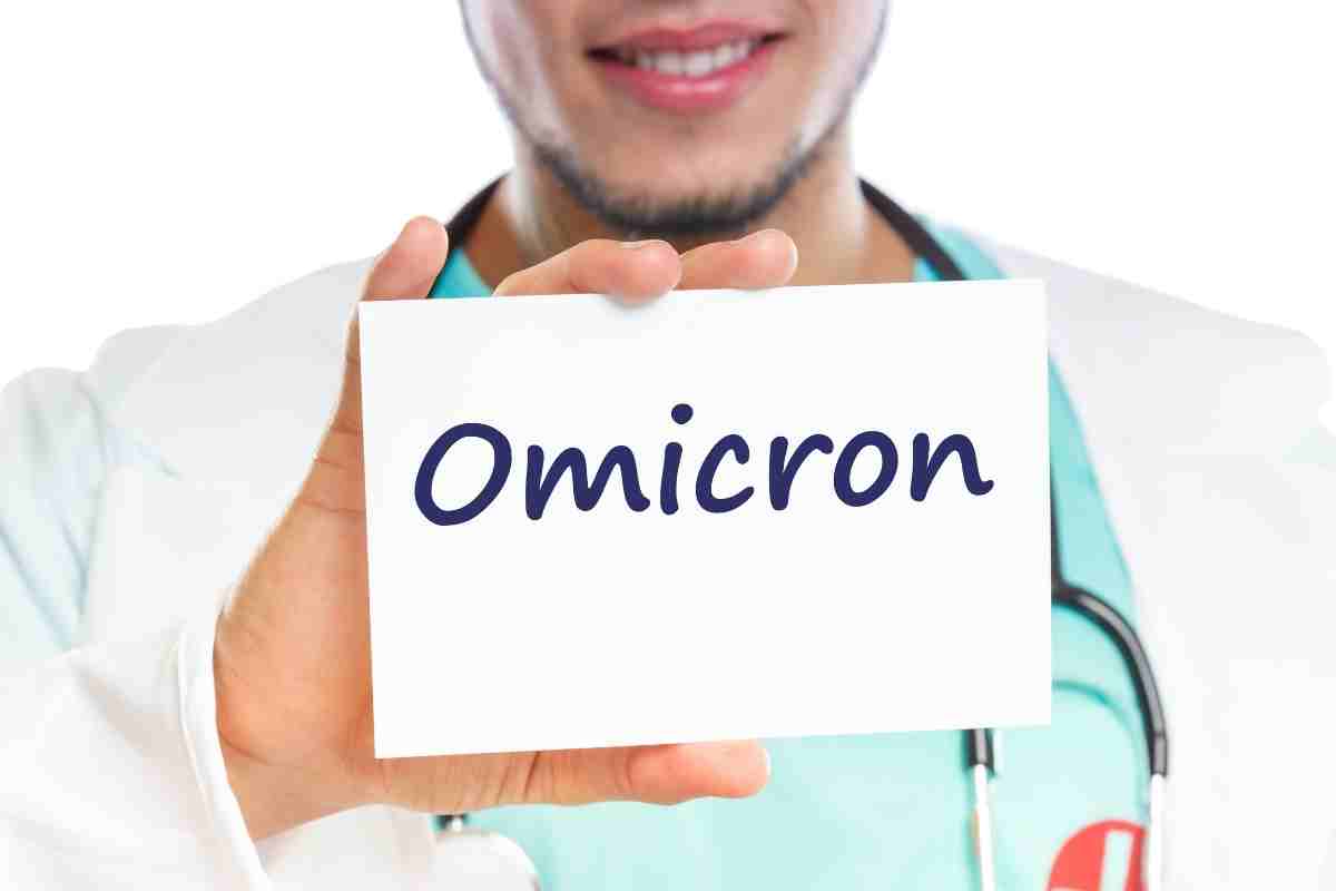 un medico mostra la scritta omicron