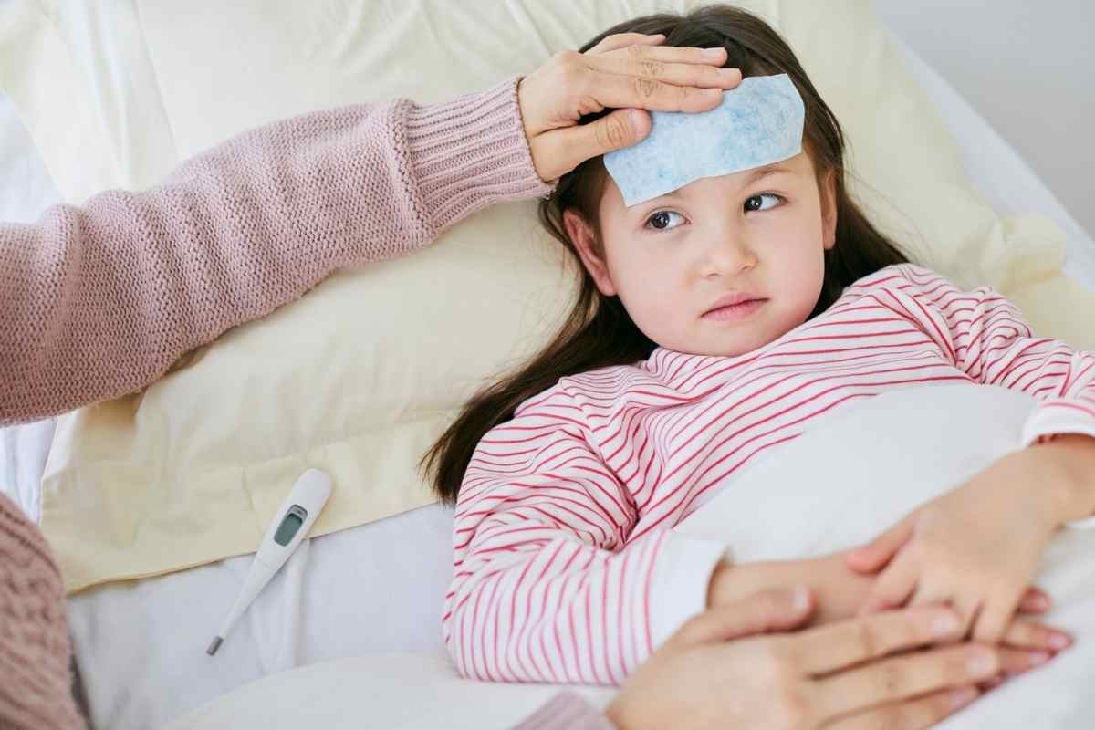 una bambina con la febbre in ospedale