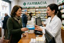 donna che va in farmacia per scegliere fermenti lattici da acquistare