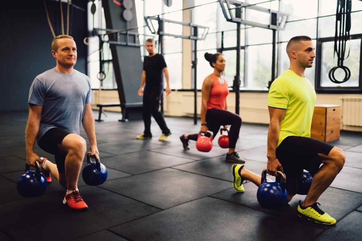 un gruppo di persone si allena in palestra
