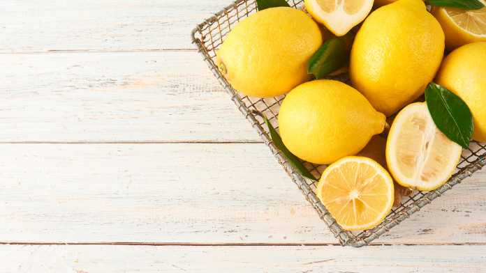 limoni gialli in una vaschetta