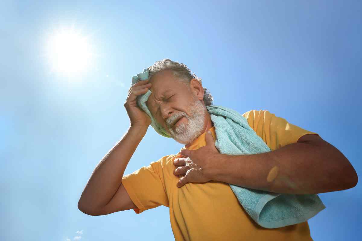 un uomo si sente male sotto il solleone