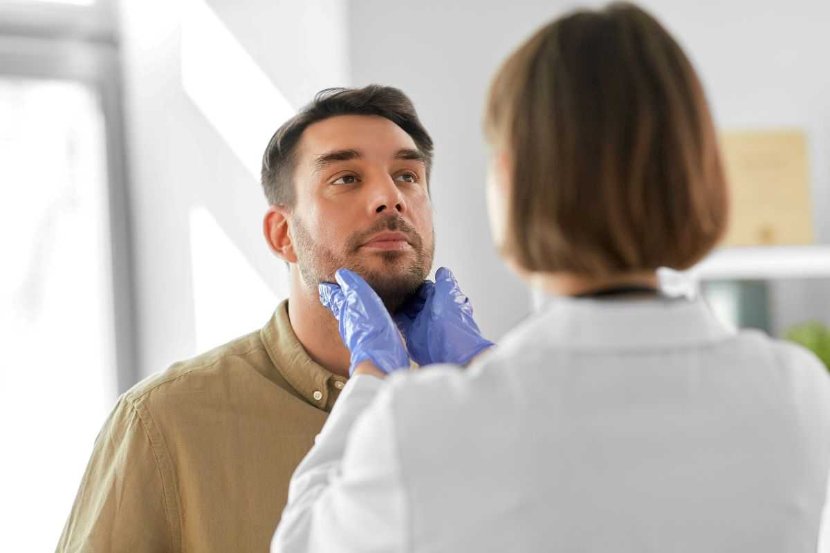 uomo che si sottopone a visita medica per linfonodi ingrossati