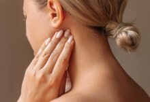 giovane donna che si tocca un linfonodo ingrossato temendo di avere un linfoma