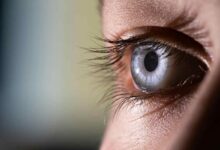 primo piano di un occhio con la pupilla dilatata