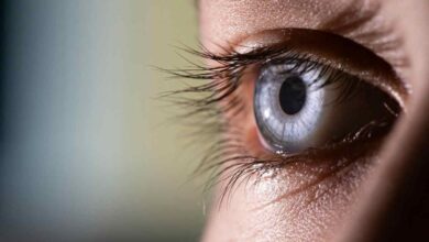 primo piano di un occhio con la pupilla dilatata