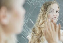 donna con dismorfofobia che si guarda allo specchio