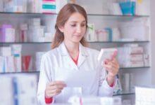farmacista che controlla farmaco generico