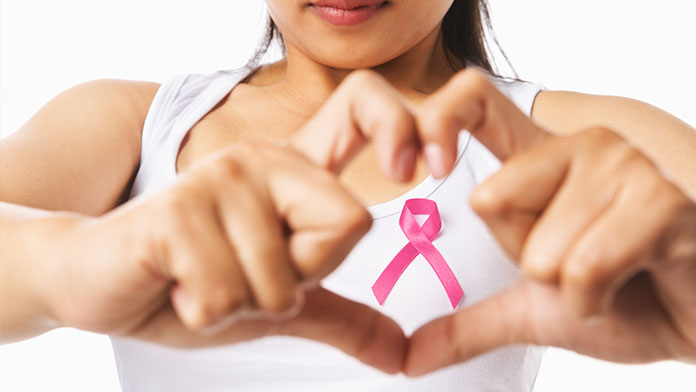 Donne mostra il simbolo della ricerca contro il tumore al seno