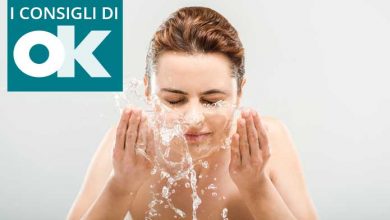 lavarsi il viso con acqua frizzante