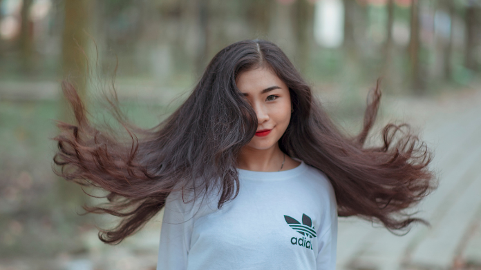 donna che ha fatto crescere i capelli con l'acqua al rosmarino nebulizzata