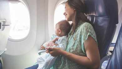 mamma con neonato in aereo concetto di viaggiare con i bambini
