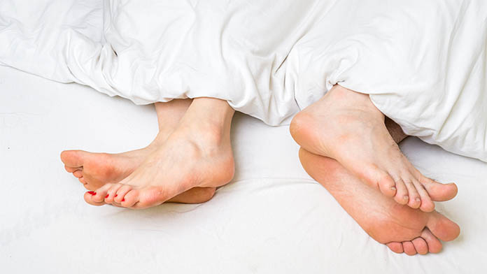 due persone a letto che non praticano sesso perché fanno celibato volontario