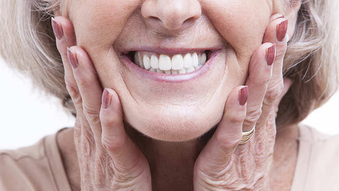 donna anziana che mostra i denti che invecchiano